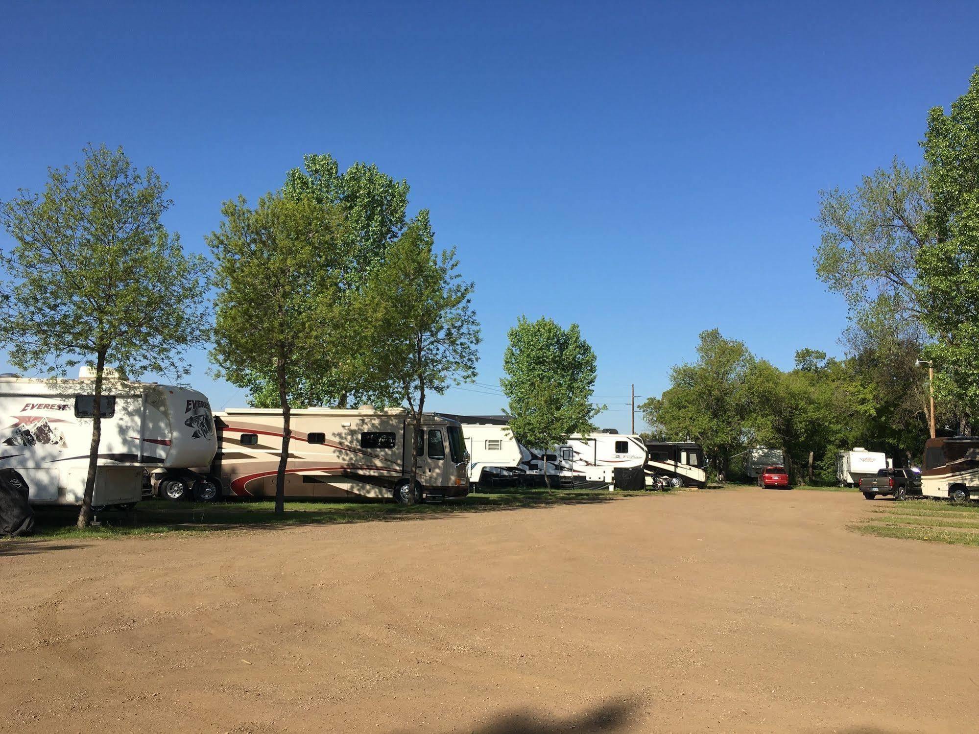 Mandan Colonial Motel And Rv Park المظهر الخارجي الصورة